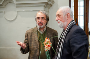 Jindřich Štreit diskutuje s ředitelem muzea