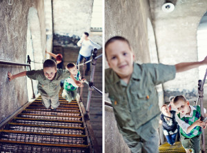 Synové Zuzky stoupají po schodech ve věži