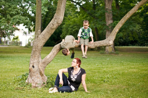 Zuzka s dětmi u stromu