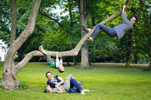 Zuzka s manželem v parku za stromem