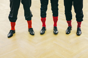 Červené ponožky svatebčanů