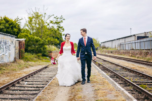 Nevěsta a ženich jdou u kolejí