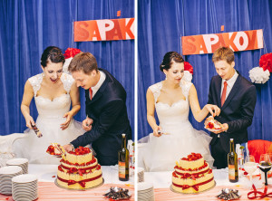 Nevěsta a ženich krájí dort