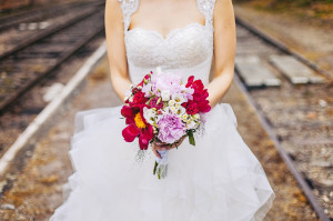 Nevěsta drží svatební kytici