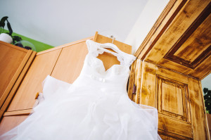 Svatební šaty visí na dveřích