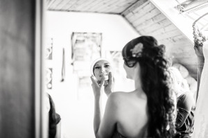 Nevěsta se dívá do zrcadla