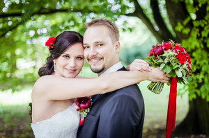 Portrét nevěsty a ženicha se svatební kyticí