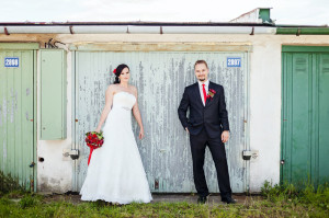 Portrét nevěsty a ženicha před garáží