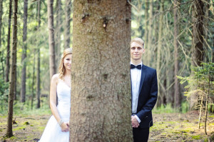 Nevěsta a ženich za stromem