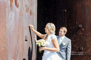 Nevěsta píše vzkaz ženichovi na stěnu