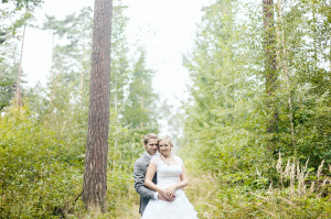 Portrét nevěsty a ženicha na kraji lesa