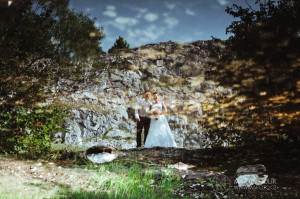 Portrét odrazu nevěsty a ženicha na vodní hladině