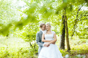 Portrét zamilované nevěsty a ženich v lese