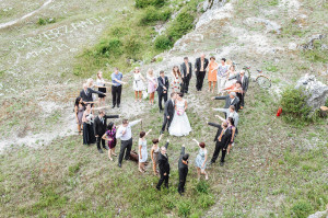 Společná fotka novomanželů a svatebčanů