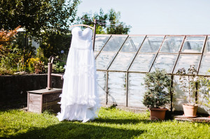 Svatební šaty u skleníku