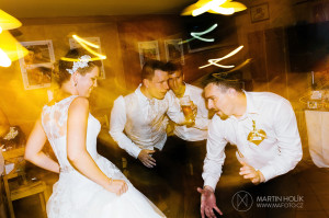 Ženich a nevěsta si užívají svatební diskotéku