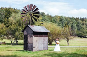 Nevěsta a ženich u větrného mlýna