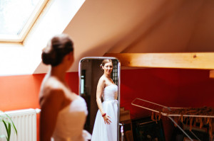 Nevěsta se prohlíží v zrcadle