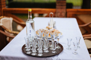 Slivovice na svatební hostině