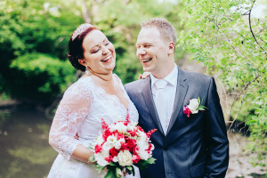 Fotografie smějící se nevěsty a ženicha u jezírka