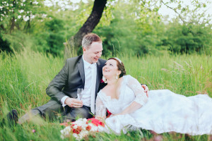 Svatební romantika v trávě uprostřed sadu