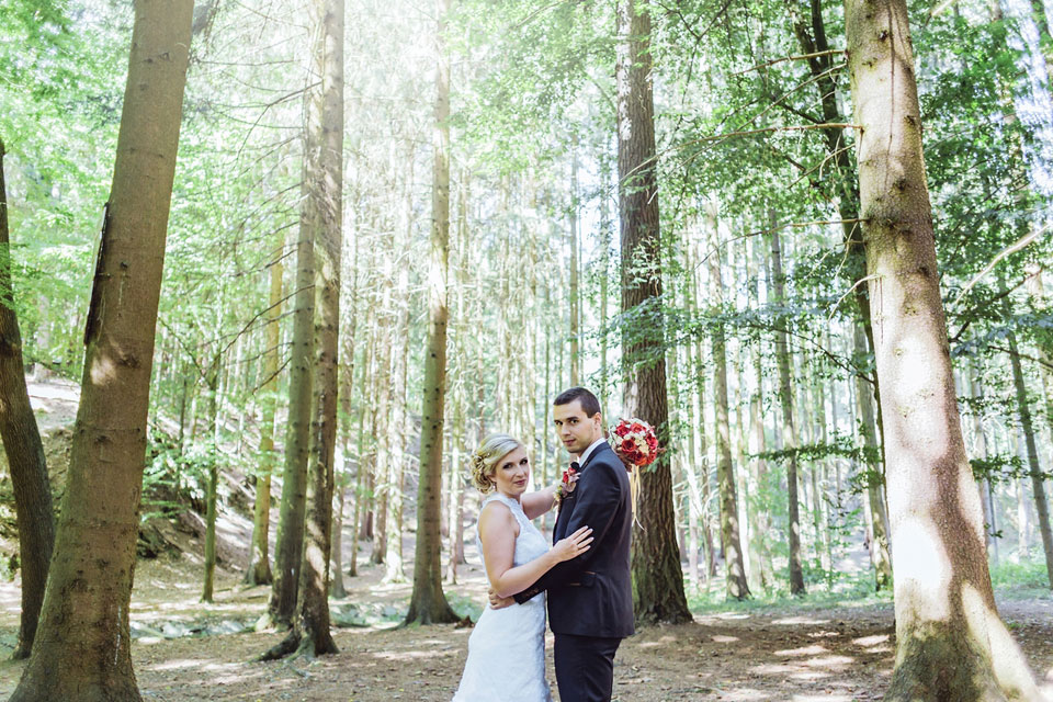 Portrét nevěsty a ženicha v lese