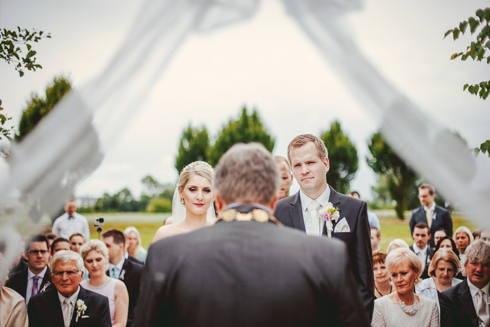 Nevěsta a ženich u svatebního obřadu