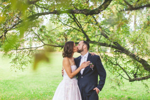 Portrét ženicha a nevěsty mezi stromy