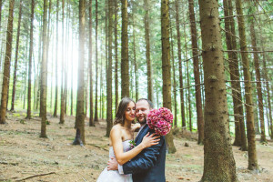 Ženich s nevěstou v lese v Loučné nad Desnou