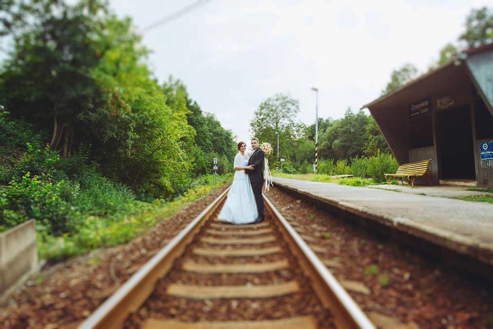 Fotka nevěsty a ženicha na kolejích