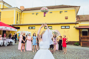 Fotografie letící svatební kytice