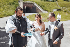 Hrdinný páže přebírá smetáček a lopatku