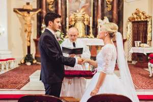 Nevěsta a ženich si dávají novomanželský slib