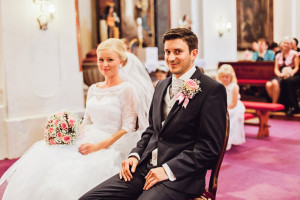 Nevěsta a ženich u obřadu
