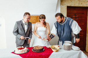 Páže pomáhá s porcováním dortu