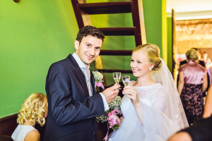 Přípitek nevěsty a ženicha