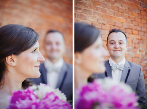 Svatební portrét před cihlovou zdí