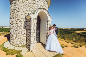 Velké Bílovice a kaplička s novomaželi
