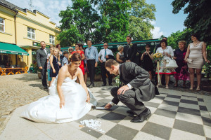 Zametání talířku nevěstou a ženichem