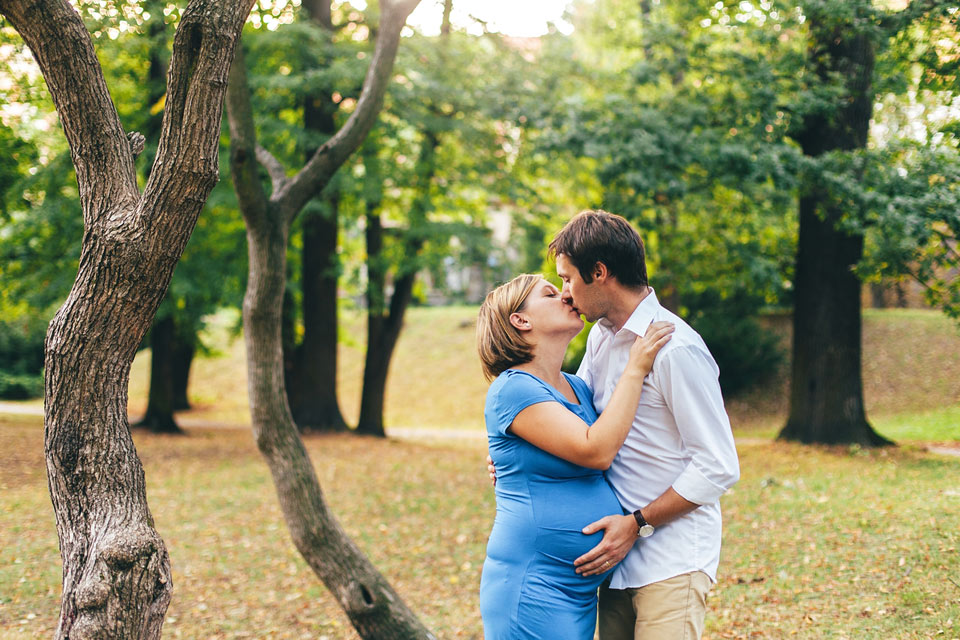 Romantická těhotenská fotografie z parku